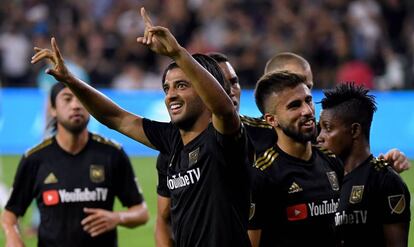 Vela celebra uno de sus goles.