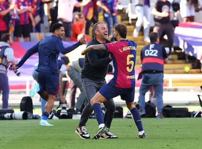 El entrenador del FC Barcelona, Hansi Flick, celebra la victoria con Iñigo Martínez tras finalizar el partido.