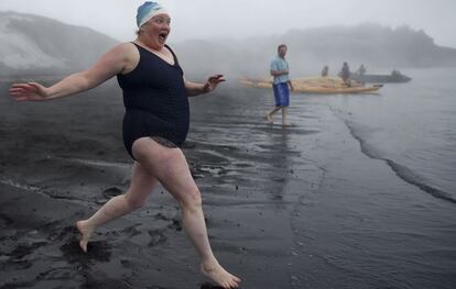 Una turista salta antes de bañarse en las aguas termales de la Isla Decepción, en la Antartida.