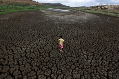 Un niño camina por el suelo agrietado del embalse de Boqueirao en la Región Metropolitana de Campina Grande, en el estado de Paraíba (Brasil).