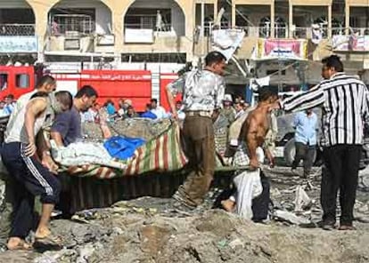 Es la imagen de la desesperacin. Muchos son los voluntarios que han peleado con los escombros para rescatar a personas con vida tras la explosin, en este caso, de un choche bomba frente a una comisara.