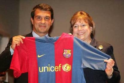 La directora ejecutiva de Unicef, Ann Margaret Veneman, y Joan Laporta con la nueva camiseta del Barça.