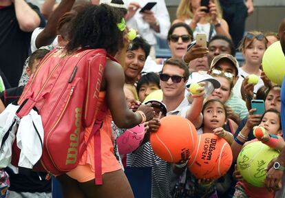 Serena Williams firma autógrafos tras imponerse en segunda ronda a Kiki Bertens.