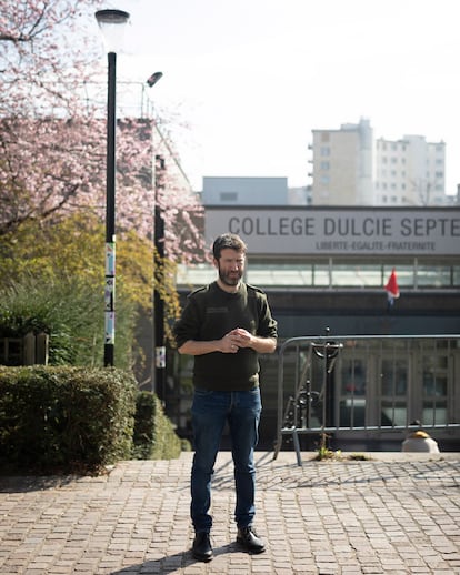 Christophe Naudin es profesor de Historia y Geografía en un instituto público de Arcueil, un suburbio al sur de París. Sobrevivió al atentado 
terrorista de Bataclan, el 13 de noviembre de 2015. 