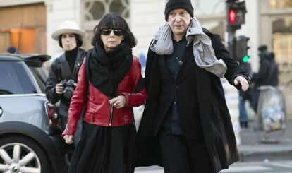 Rei Kawakubo, directora creativa de la firma de moda japonesa Comme des Garcons y Adrian Joffe, presidente de Dover Street Market, en París.