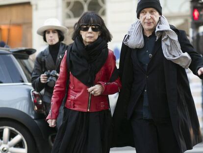 Rei Kawakubo, directora creativa de la firma de moda japonesa Comme des Garcons y Adrian Joffe, presidente de Dover Street Market, en París.