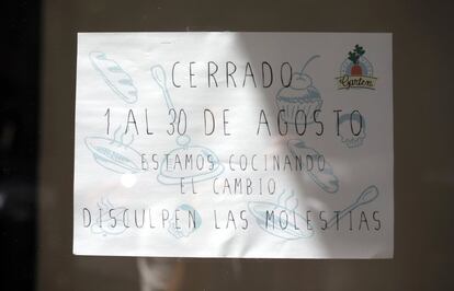 Algunos negocios cuelgan carteles algo más ingeniosos, como esta cafetería de la calle Castelló. en el barrio de Salamanca.