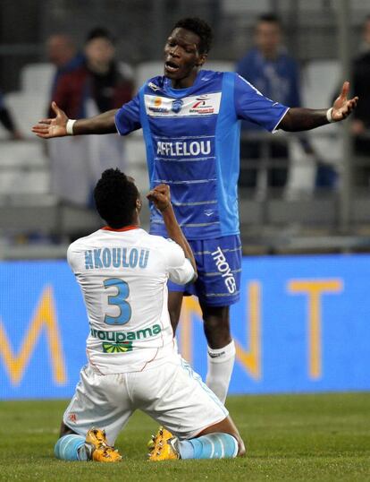 El jugador del Marsella Nkoulou discute con el del Troyes Nsakala.