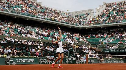 Muguruza sirve durante el partido ante Putintseva.