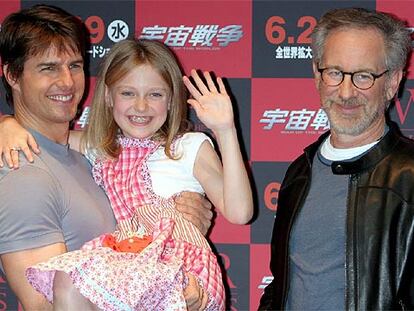 Tom Cruise, con Dakota Fanning en brazos y Steven Spielberg