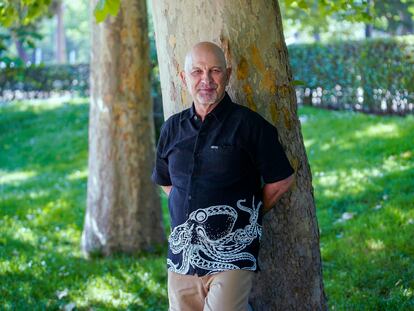 El activista medioambiental Rèmi Parmentier posa en el parque del Retiro en Madrid.