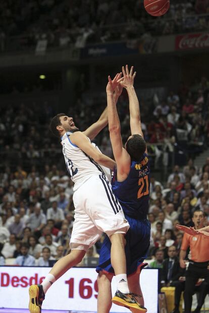 Mirotic pierde el balón ante Mavrokefalidis.