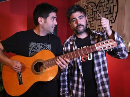 Els germans Jose i David Muñoz, Estopa, en un 'escape room' de Madrid.