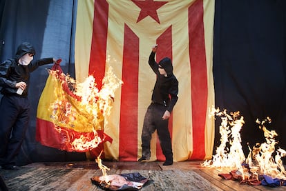 Manifestantes queman en Barcelona dos banderas, francesa y española, y un retrato del Rey.