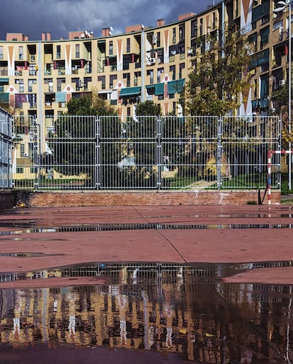 En la parte interior de El Ruedo, las fachadas de colores dan a una plaza ajardinada.