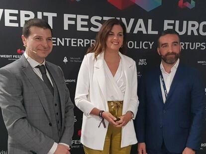 La primera teniente de alcalde de Valencia, Sandra Gómez, en Sofia, con el secretario de Estado de la Agenda Digital, Francisco Polo (dcha), y el fundador del Webit, Plamen Russev.