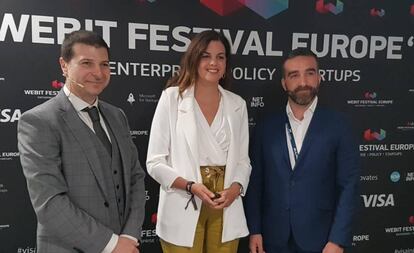 La primera teniente de alcalde de Valencia, Sandra Gómez, en Sofia, con el secretario de Estado de la Agenda Digital, Francisco Polo (dcha), y el fundador del Webit, Plamen Russev.