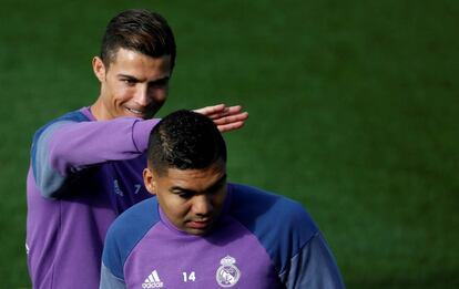 Cristiano vacila a Casemiro durante en el entrenamiento de este viernes.