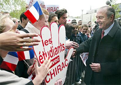 Chirac recibe el apoyo de los estudiantes en Chalons, al este del país.