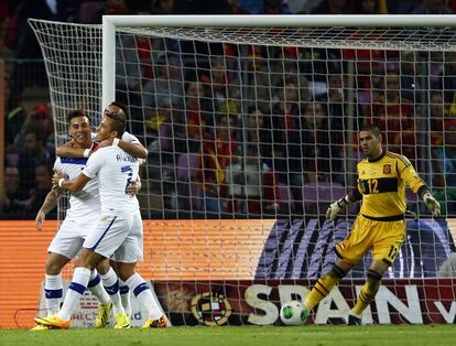 Vargas celebra el 0 a 1 ante la mirada de Valdés.