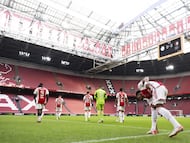Los jugadores del Ajax entran al Johan Cruyf Arena vacío, el miércoles pasado, para completar el clásico contra el Feyenoord, suspendido el domingo con 0-3.