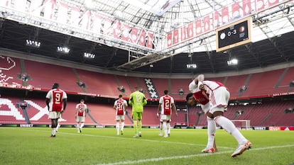 Los jugadores del Ajax entran al Johan Cruyf Arena vacío, el miércoles pasado, para completar el clásico contra el Feyenoord, suspendido el domingo con 0-3.