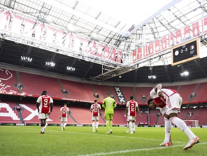 Los jugadores del Ajax entran al Johan Cruyf Arena vacío, el miércoles pasado, para completar el clásico contra el Feyenoord, suspendido el domingo con 0-3.