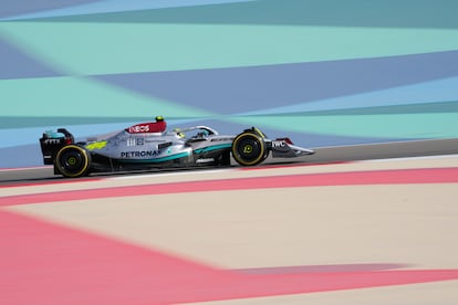 Lewis Hamilton durante los entrenamientos en el circuito de Barhéin, este viernes.