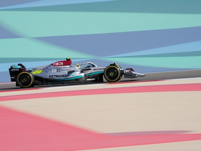 Lewis Hamilton durante los entrenamientos en el circuito de Barhéin, este viernes.
