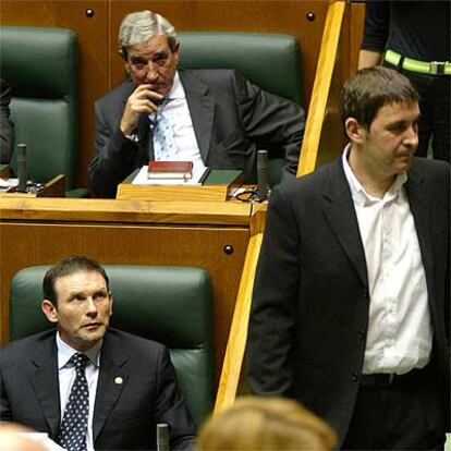 Juan José Ibarretxe observa a Arnaldo Otegi en un pleno parlamentario de la pasada legislatura.