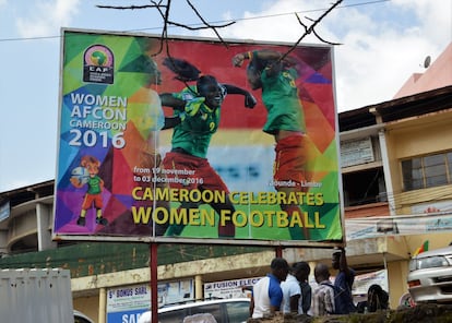 Los carteles del campeonato en apoyo a las 'leonas' se pueden ver por toda la ciudad. La sociedad se ha volcado con su selección. "El fútbol es nuestra pasión", exclaman los ciudadanos, que ven la oportunidad para mostrar al exterior la riqueza cultural y natural del país.