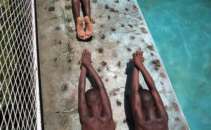 Niños en una clase de natación en una piscina privada en Puerto Príncipe, Haití.