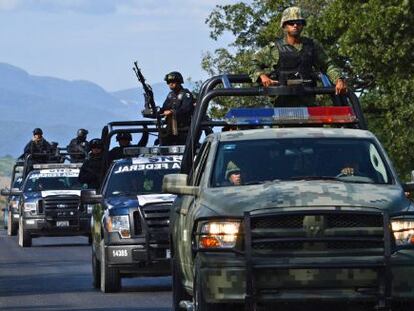 Un convoy de policías federales y militares en Iguala.