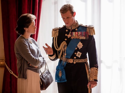 Claire Foy y Matt Smith, como Isabel II y el duque de Edimburgo en un fotograma del primer capítulo de la segunda temporada de 'The Crown'.