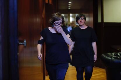 Las diputadas de la CUP Eulàlia Reguant (I) y Mireia Boya (d).