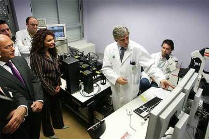 José López Barneo explica a María Jesús Montero y Miguel Florencio aspectos del nuevo laboratorio de terapia celular.