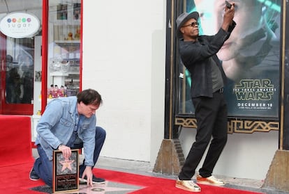 Samuel L. Jackson se hace un 'selfie' mientras Quentin Tarantino admira una estrella en el Paseo de la Fama de Hollywood. Fue el pasado diciembre.