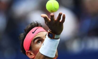 Nadal sirve durante el partido contra Rublev.