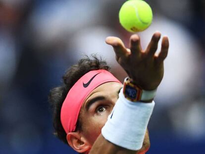 Nadal sirve durante el partido contra Rublev.