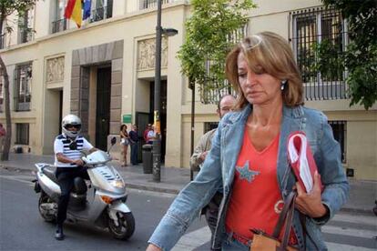 Isabel García Marcos, a la salida de las dependencias de Salud donde trabaja.