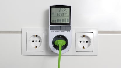 Artículo de EL PAÍS Escaparate que describe las ventajas de usar un medidor de consumo eléctrico en el hogar.
