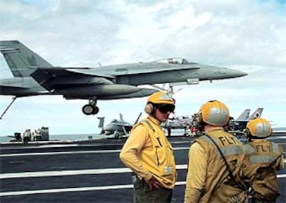 Un F-18 despega del portaaviones <i>USS Thoedore Roosevelt</i>.