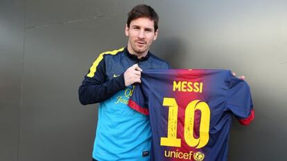 Messi, con la camiseta dedicada a Müller.