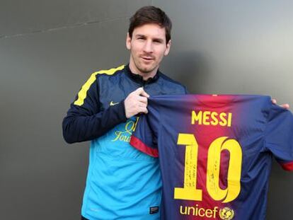 Messi, con la camiseta dedicada a Müller.