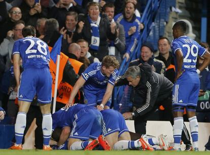 Demba Ba celebra junto a sus compañeros el pase a semifinales. 