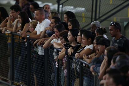 Milhares de pessoas foram à Arena Suzano se despedir das oito vítimas do massacre, nesta quinta-feira. Na imagem, familiares do estudante Caio Oliveira, uma das vítimas assassinadas na escola. 