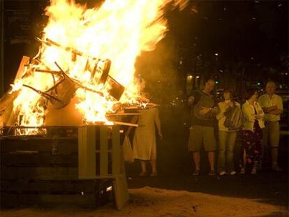 Una hoguera en la verbena de Sant Joan del año pasado en Barcelona.