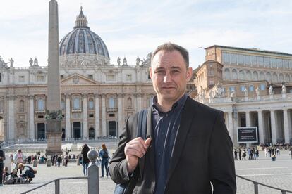 Giorgio Babicz, víctima de abusos en Italia, en la plaza de San Pedro, en Roma, el pasado jueves.