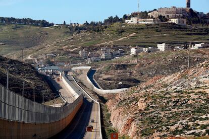 Carretera segregada en Jerusalén Este separada por un muro, con una calzada para israelíes y otra para palestinos, en 2019.