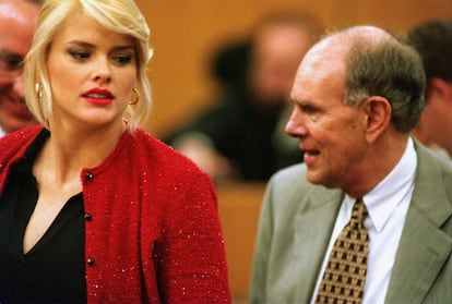 (Original Caption) Anna Nicole Smith y J. Howard Marshall, hijo de su marido, en octubre del año 2000 en los juzgados por el juicio por la herencia de Howard Marshall.